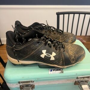 Under Armour leadoff low baseball cleats